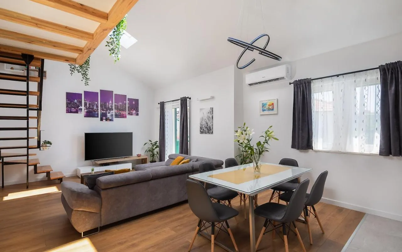 Metily Apartment Split