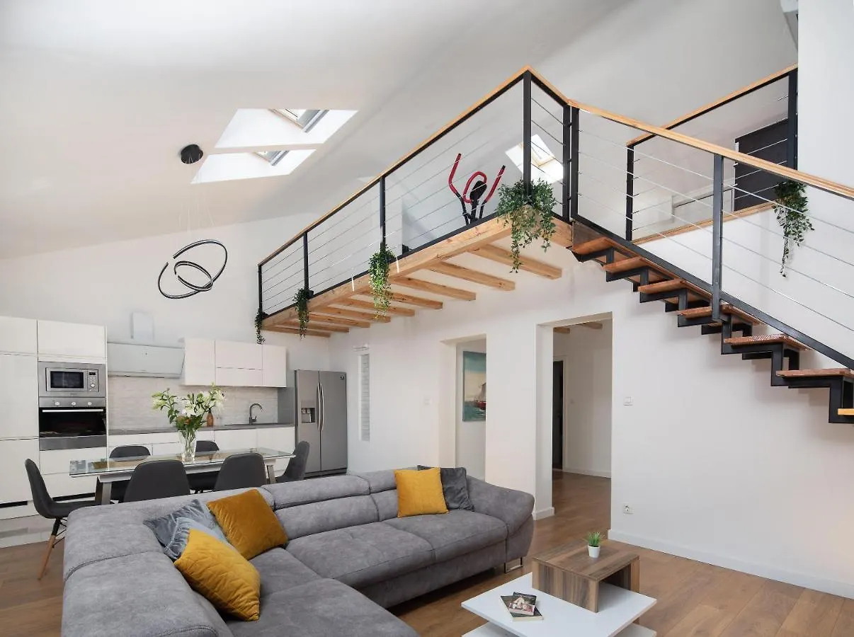 Metily Apartment Split