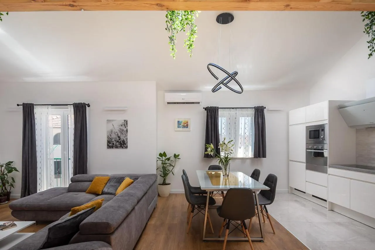 Metily Apartment Split