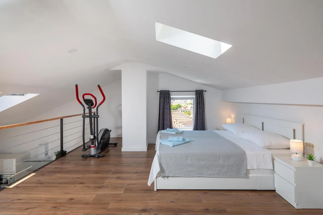Metily Apartment Split