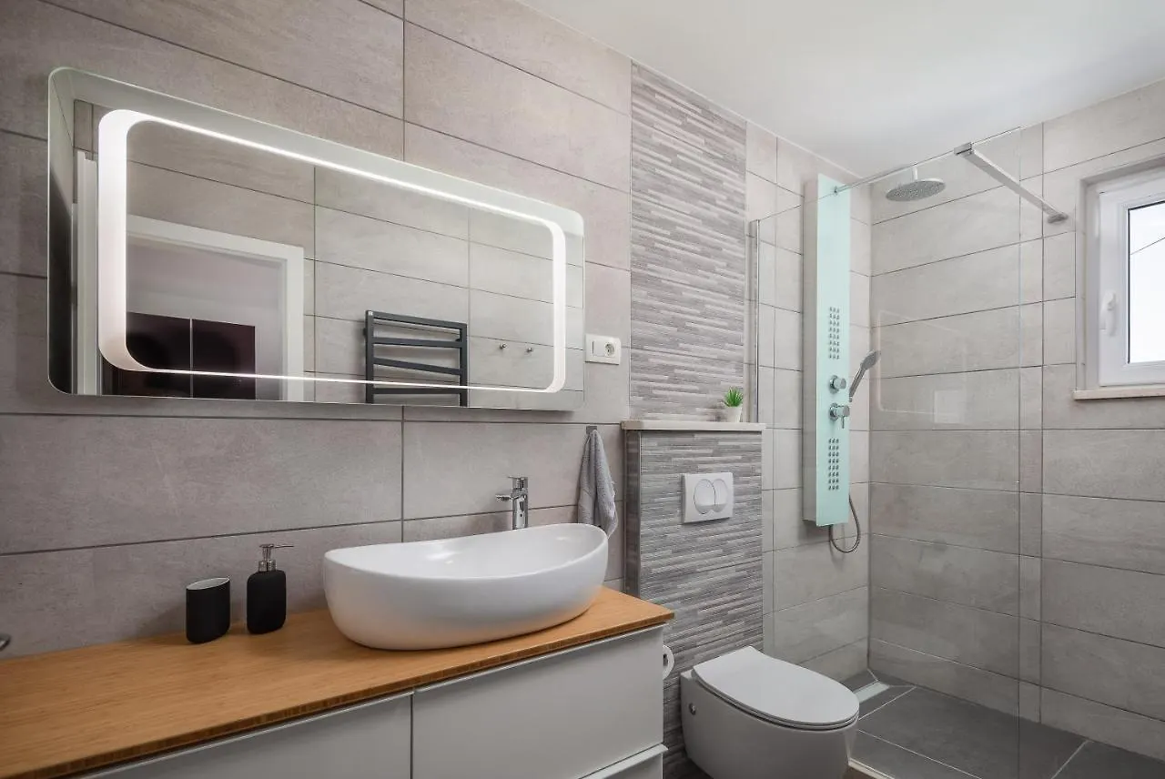 Metily Apartment Split