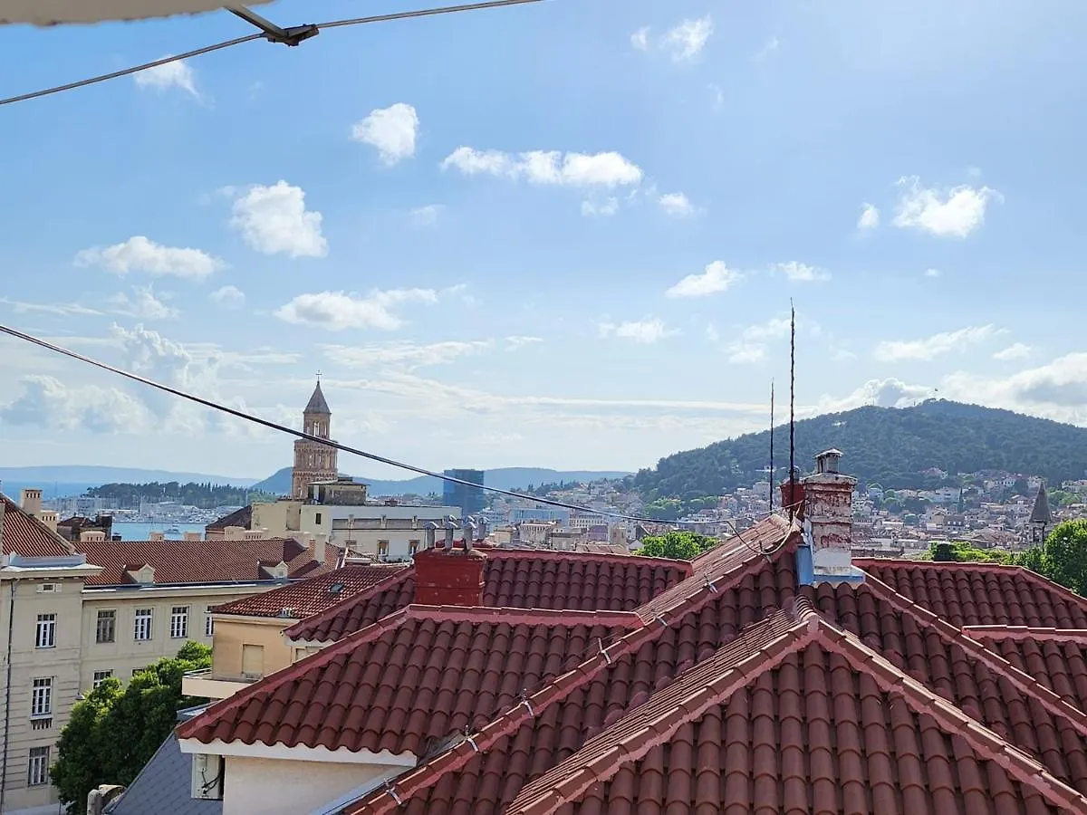 Metily Apartment Split
